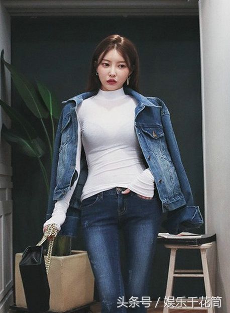 女生拍照姿势简约显气质，穿着打扮尽显青春活力