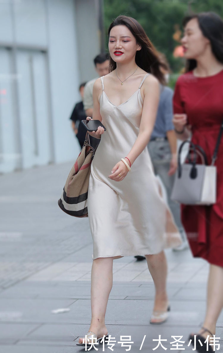美女■美女街拍:老婆天生怕热,穿绸缎“睡衣”出门,俺的心变成零下20度