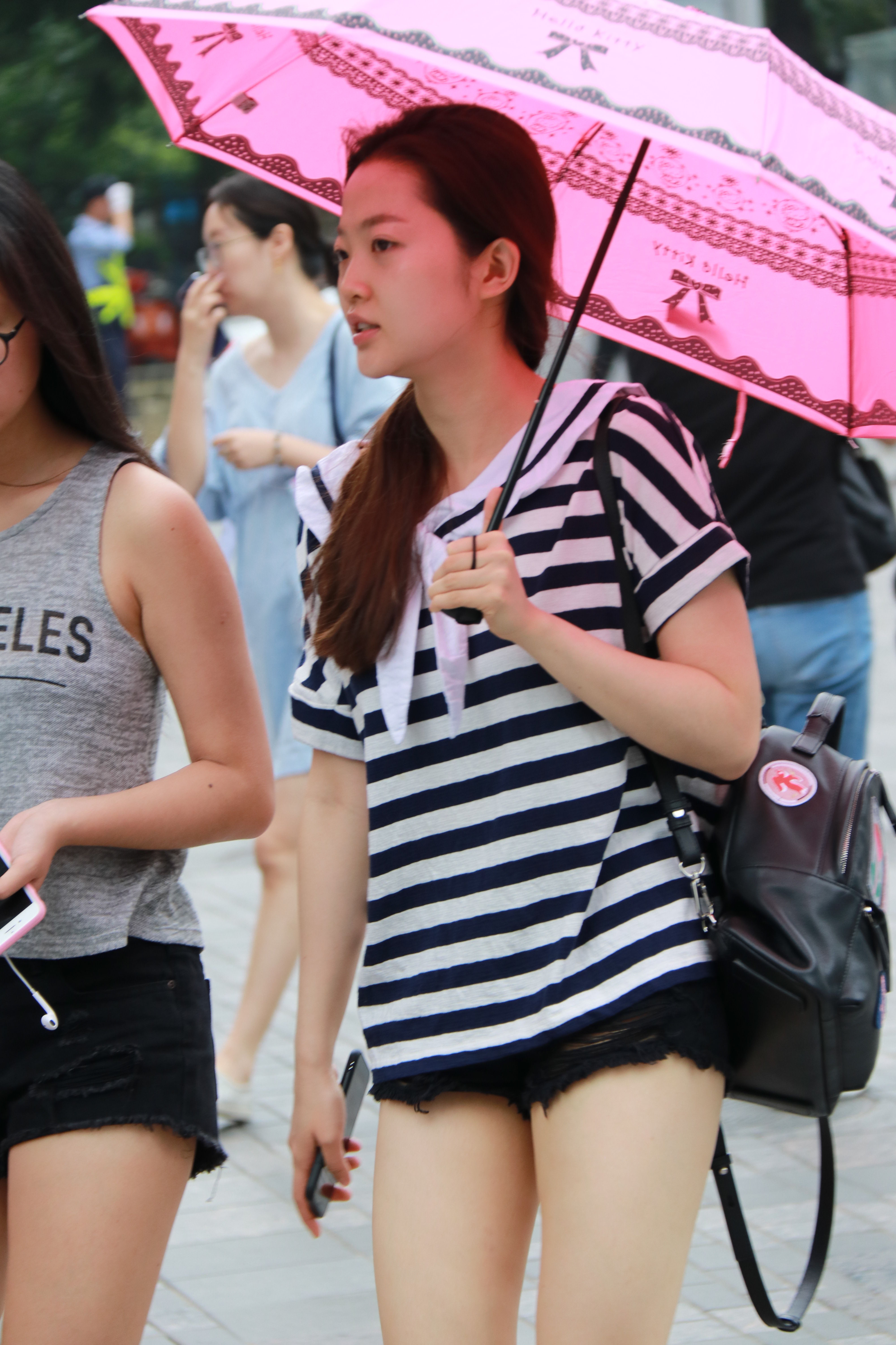 街拍北京，街头好看的美女穿搭风格多种多样，你最喜欢哪一种?