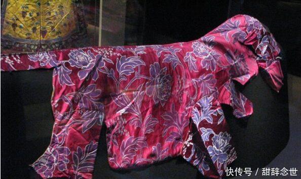 故宫博物院:在故宫博物院中, 有一件特殊的衣服, 揭露清朝灭亡的真实原因