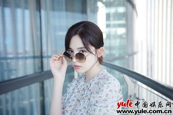 娜扎夏日香草系街拍曝光 灵魂旋舞现鬼马少女力