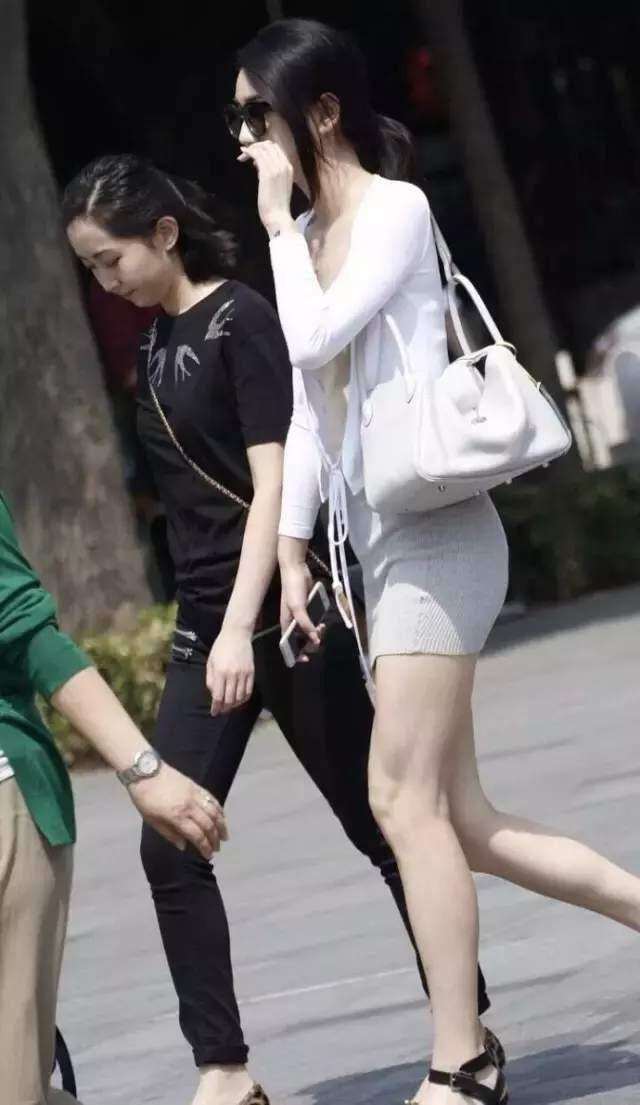 街拍: 丰满身材的辣妈一袭包臀裙, 感觉裙子要撑破了