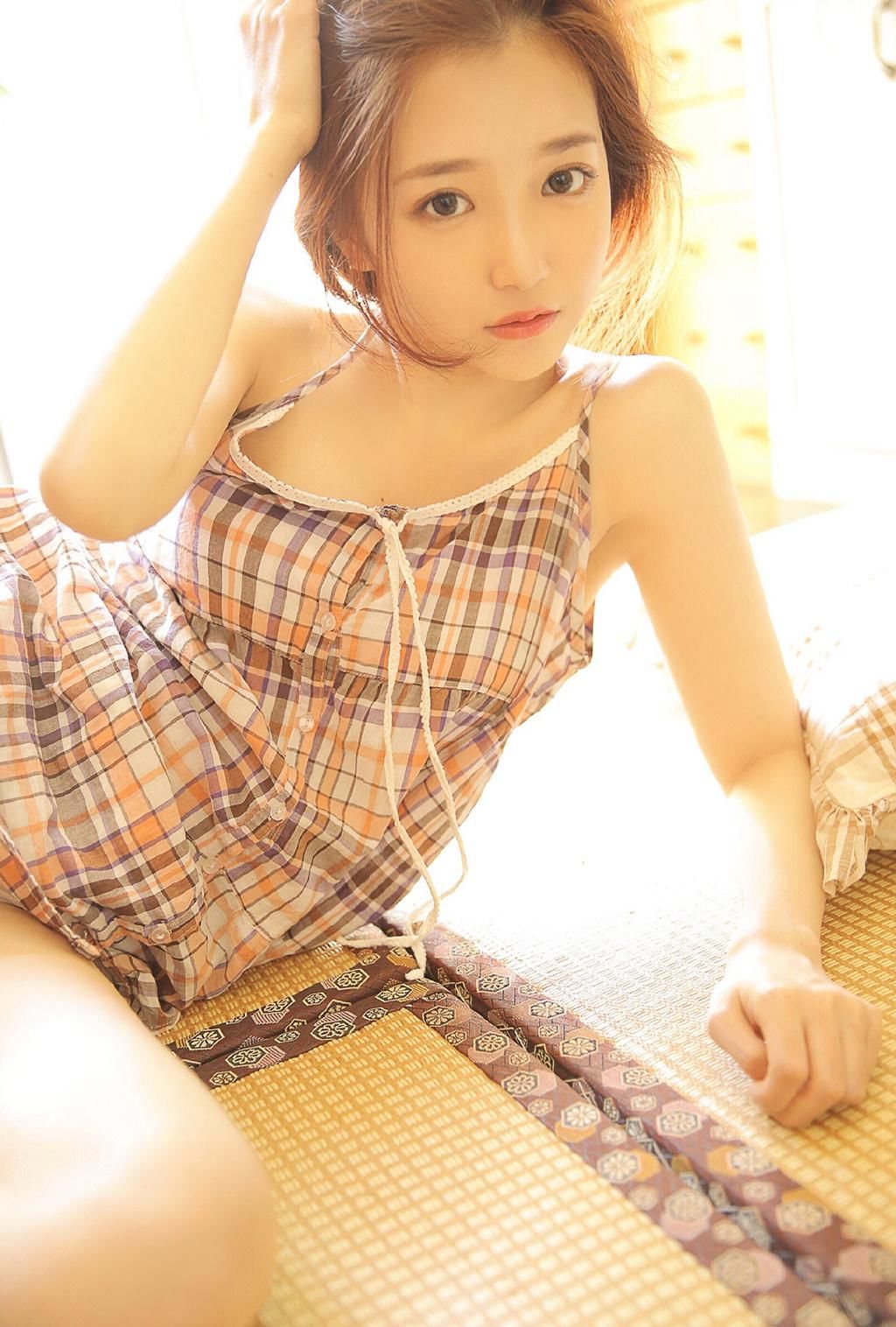 吊带短裤美女性感美腿居家写真图片