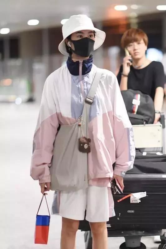 徐璐现身，没有化妆和化妆有区别，终于知道明星为啥都戴口罩了！