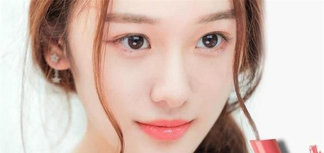  『让嘴唇干燥』涂口红和不涂口红的区别,别被4大误区给骗了,口红也要“伸冤...