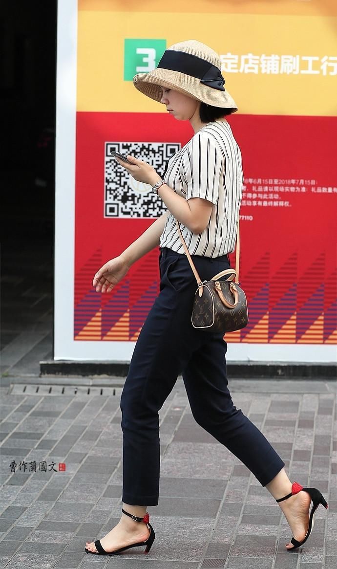 街拍:穿升级版一字带高跟鞋的美女