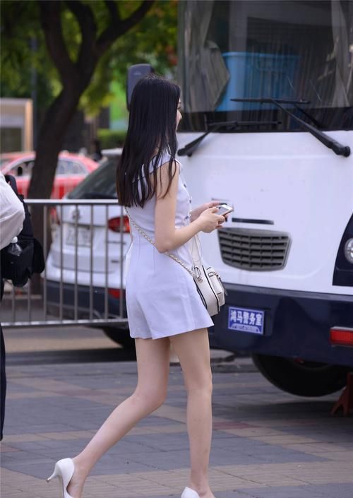 『时尚姑娘』潮流速递,街拍:穿搭就是要精致一些,穿着连衣裙,要搭配高跟鞋