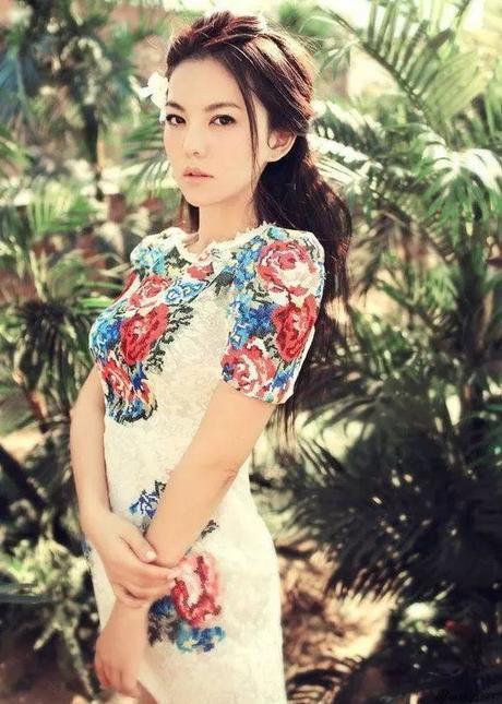 李湘与张柏芝，同穿红色印花连衣裙，差别有点大？