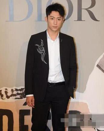 赵丽颖黄景瑜王丽坤出席活动，现场未p图曝光，网友：好养眼