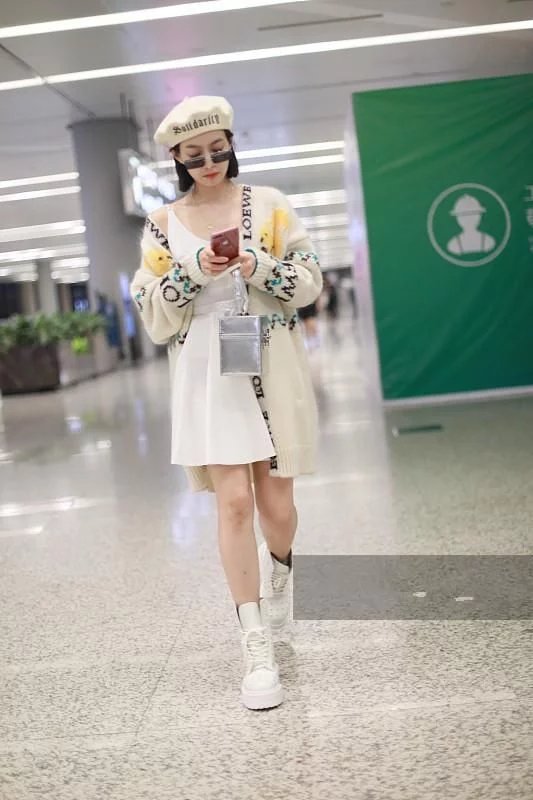 宋茜机场秀香肩，白裙毛衣甜美十足，却穿错鞋子看起来矮了十厘米