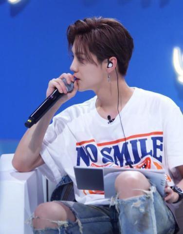 鹿晗就是壕，花8900买了双涂满胶水的鞋，不怕关晓彤生气吗？