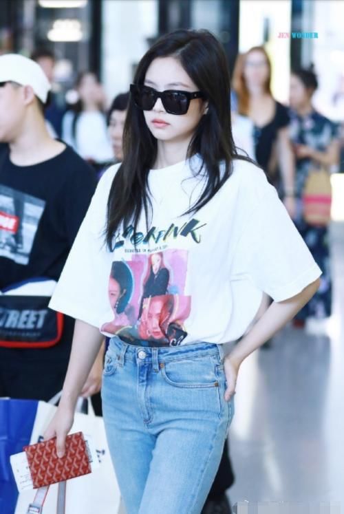 金智妮迷倒一大波宅男！细腰长腿满满诱惑力，穿双拖鞋也一样女神