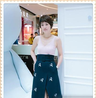 马伊琍现身活动,上半身只穿一件小背心,网友42岁也疯狂!