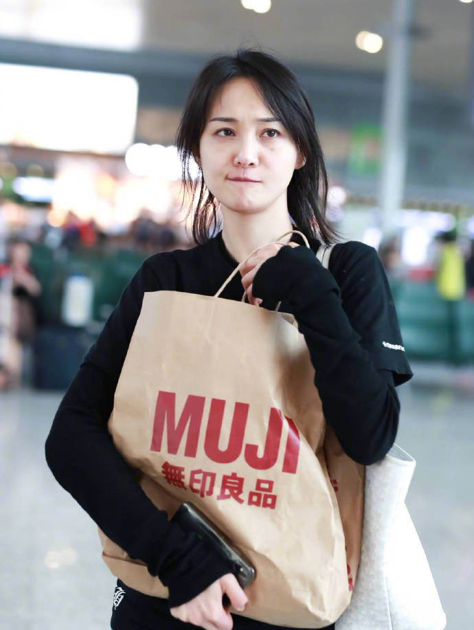 郑爽:素颜出现机场，身穿黑色T恤，素颜可是无人能比!