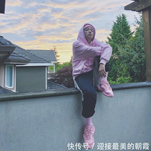  #牛仔裤#Jony j穿背带裤与妻子甜蜜对视，衣品爆棚不显娘，嘻哈老爸太帅