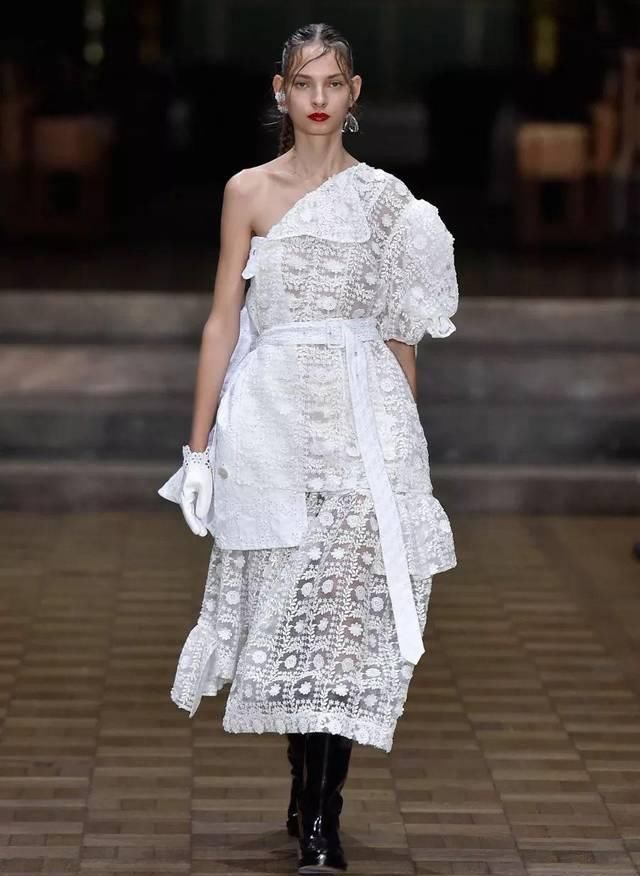  『穿着』只要穿着Simone Rocha，就可以一直做少女哦