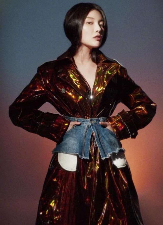 徐冬冬一身红色玩转高贵冷艳风格，网友:s曲线真傲人!