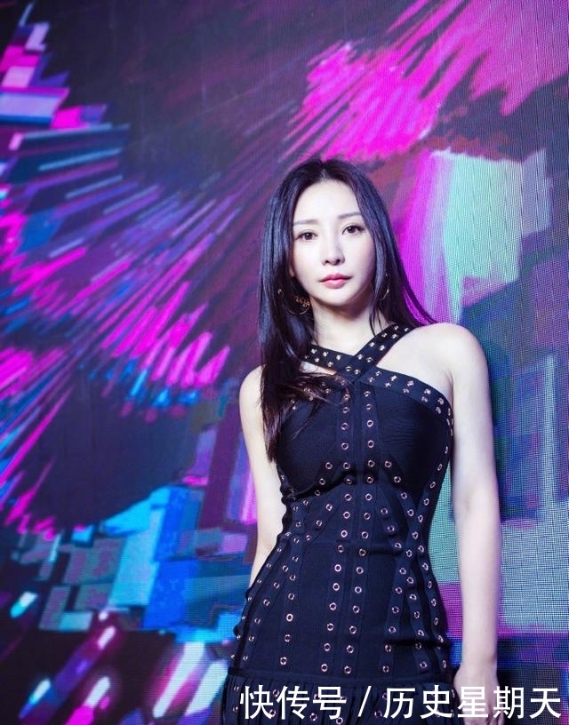 [ 瑜伽帮你]穿绑带裙秀香肩美腿，一头黑直长发散发女神光辉，柳岩造型惊艳