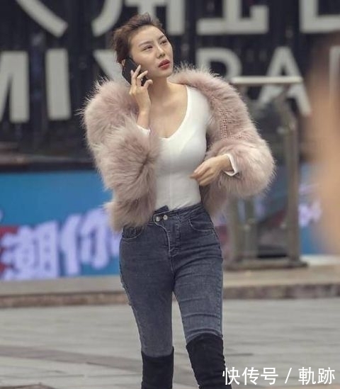  【搭配一双黑】街拍小姐姐的腿真长穿紧身牛仔裤配高筒靴，看着养眼