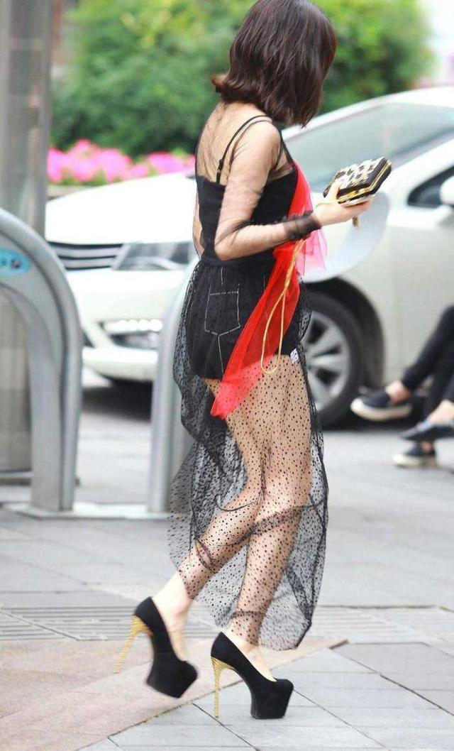 路人街拍：5位时尚靓丽的裙装小姐姐，谁的装扮更有魅力？