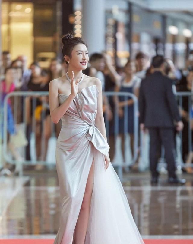  『秦岚』秦岚不愧是文艺女神,拍写真秀神仙锁骨,气质恬静优雅美到犯规!