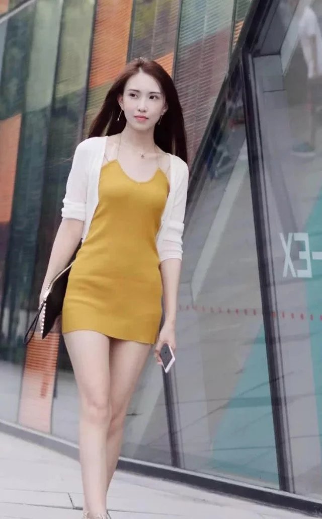 清新甜美的小姐姐连衣裙穿出迷人好身姿，超短裙摆秀出逆天长腿吸