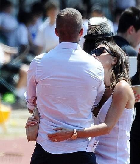 贝嫂用双臂搂住贝克汉姆的腰，凝视着小贝的眼睛，感情全在眼神里