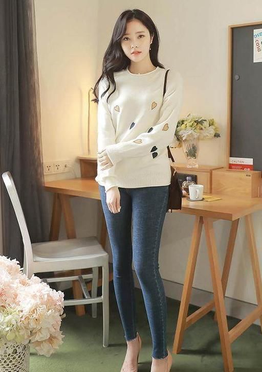 牛仔裤的时尚搭配使得身材更显高挑，尽显属于自己的霸道气场