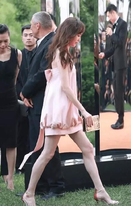 唐嫣穿粉色抹胸裙子出席活动，网友:少女感爆棚，至少年轻10岁