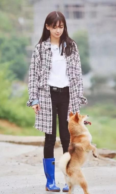 唐艺昕鞋子好看到网友急求链接,而黄灿灿重新解锁了绑鞋带方式!