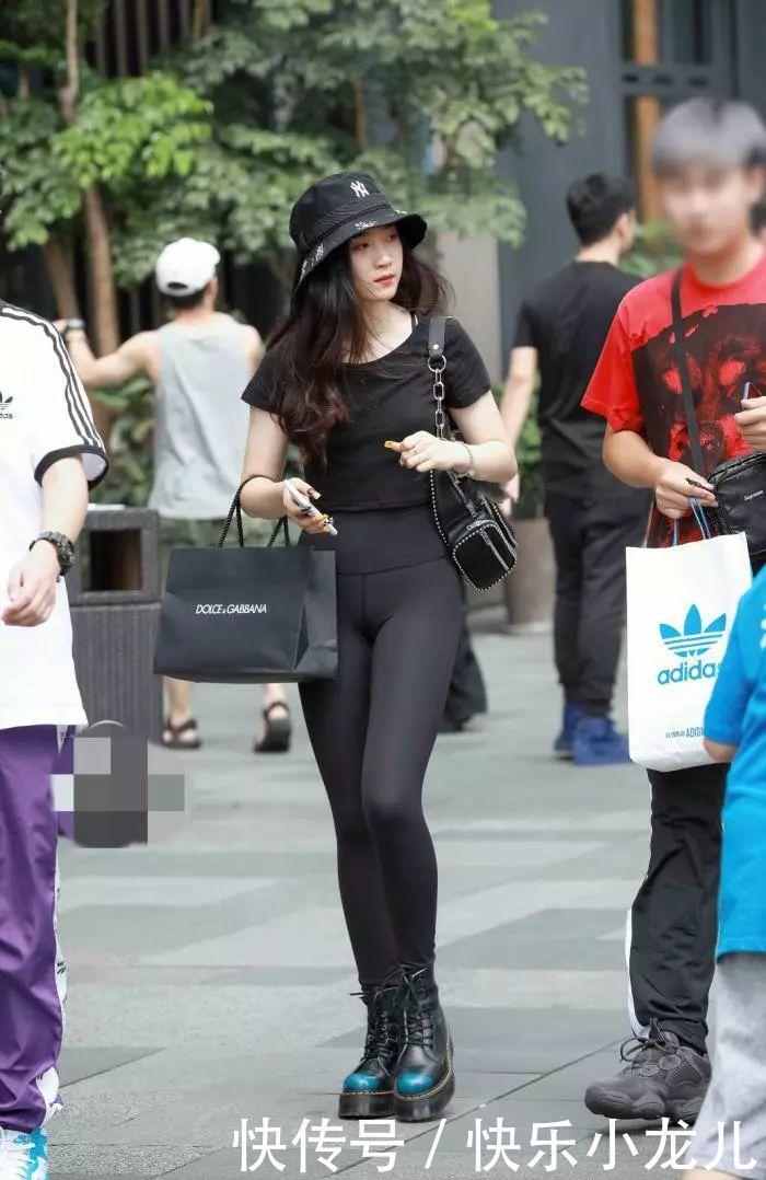  戴帽子|街拍：戴帽子的紧身裤小姐姐，这模样真可爱