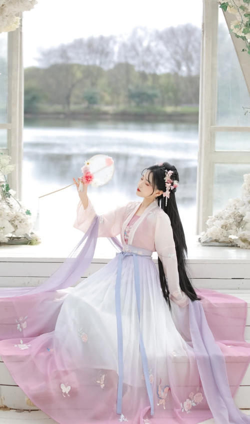  『整套衣服』全网最火“下半身”配色惊艳的汉服，普通服装都不敢这样配