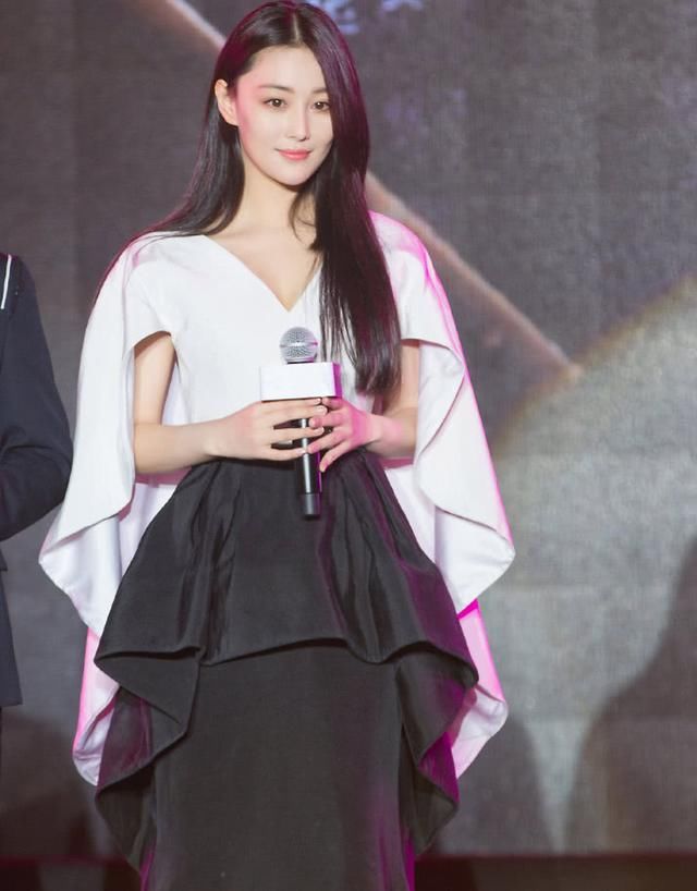 张馨予身穿黑白拼接长裙,身上这是背着两个大斗篷?太拉风啦!