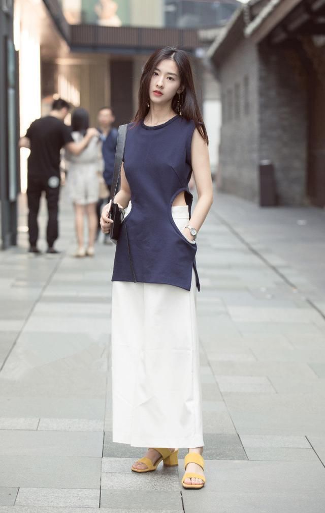 路人街拍，一身白色的连衣裙再搭配一双白色的高跟鞋，清雅又脱俗