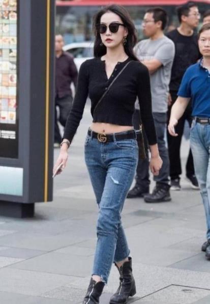 「小美女」街拍身穿鲜艳裙子的小美女，身材高挑微胖，女神范儿十足