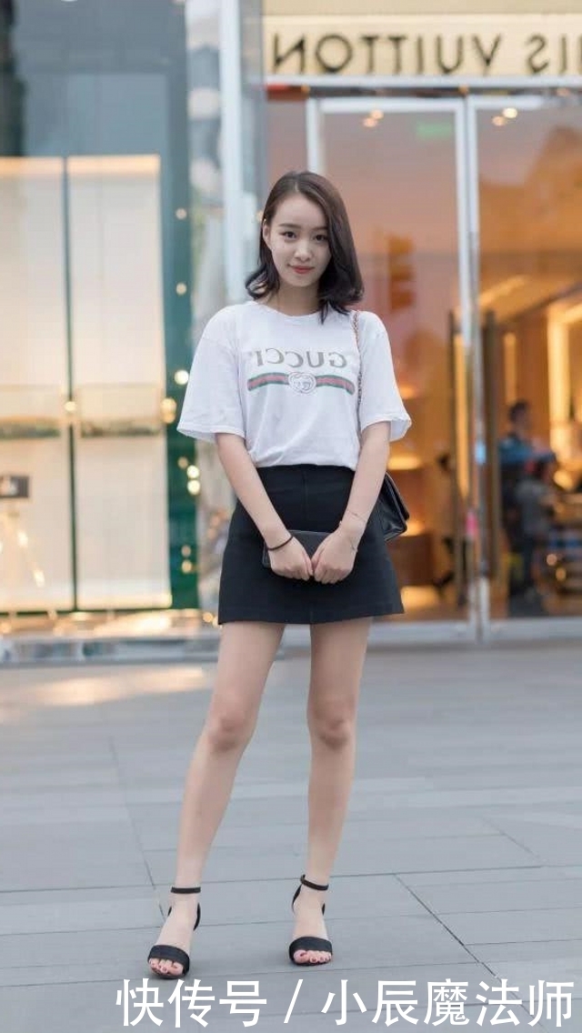 气质|路人街拍,美女搭配绿色的连衣裙,休闲感十足