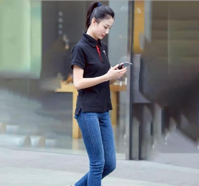  『强大』清新动人的牛仔裤美女,展现强大的优雅气质,十分吸引人!