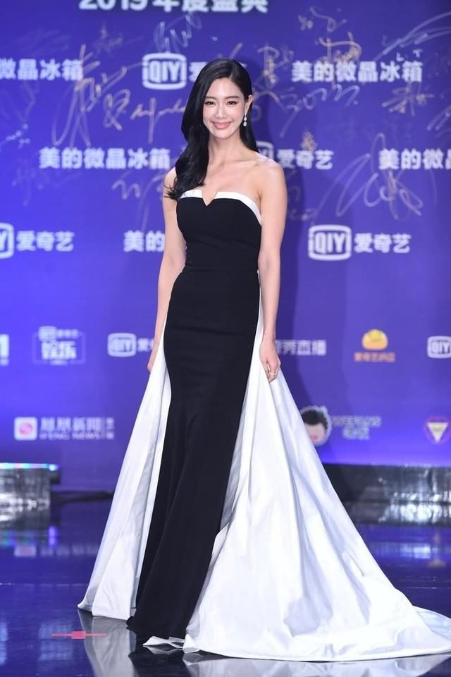  「无敌」克拉拉“尤物身材”好惊艳，穿黑白拼接色抹胸连衣裙，凹凸感无敌