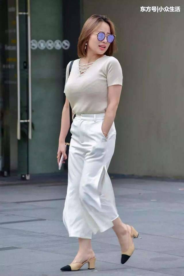 街拍:紧身衣小姐姐身材比例更加美, 显出淡淡甜美感!