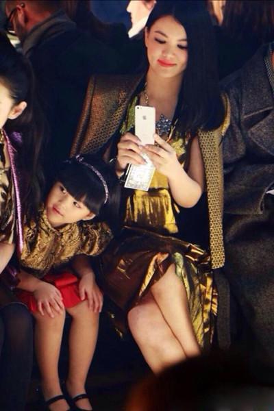 39岁杨乐乐与41岁李湘出席活动，一个嫩的似少女一个真像妈妈