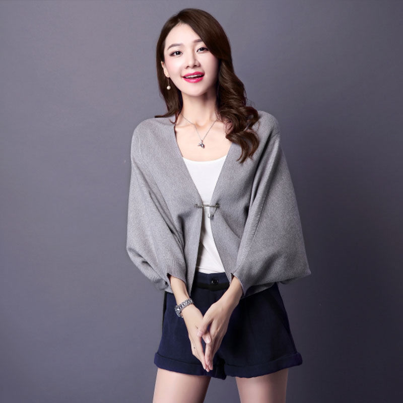 我的天!小姨真会赶时髦,入秋后穿短开衫,搭配小衫,简直美翻天