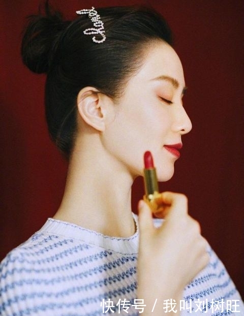 刘诗诗为Chanel口红新品代言,丸子头搭条纹上