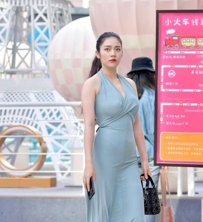 街拍:如果能被图5小姐姐壁咚，你一定会心跳加速!