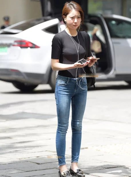 高个子美女穿T恤配紧身牛仔裤简单又百搭，筷子腿好看极了