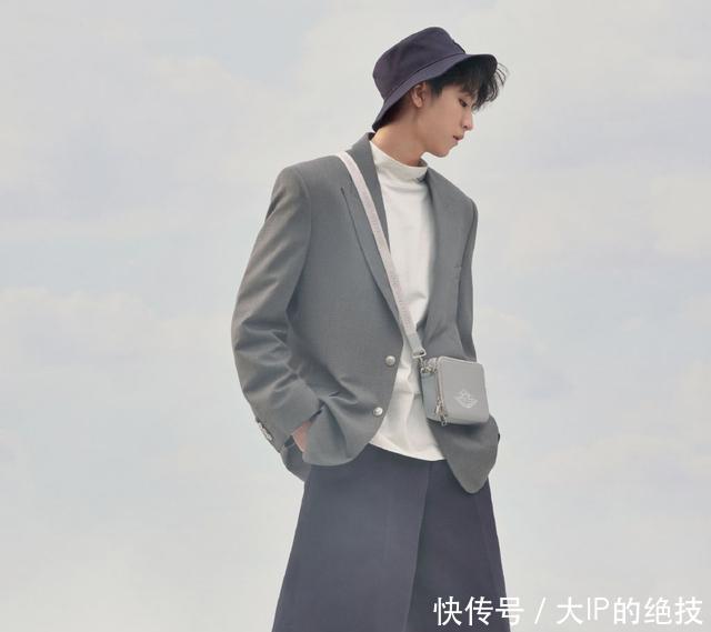  『蓝色』20岁的他出道6年，身穿蓝色西服搭蓝衬衫，当时少年已然成王