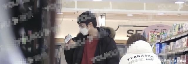 【超市】刘昊然逛超市无偶像包袱,框架眼镜搭配口罩,为减肥放弃买甜点