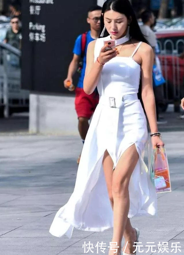 微胖小女人白色开衩裙搭配尖头高跟鞋，显高雅气质魅力