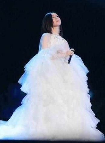 当邓紫棋脱下皮裤, 网友直呼: 想不到能把人鱼裙穿这么仙，真厉害