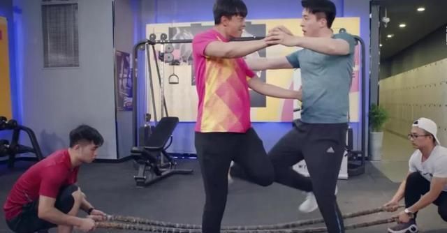 爱5张伟和谁在一起