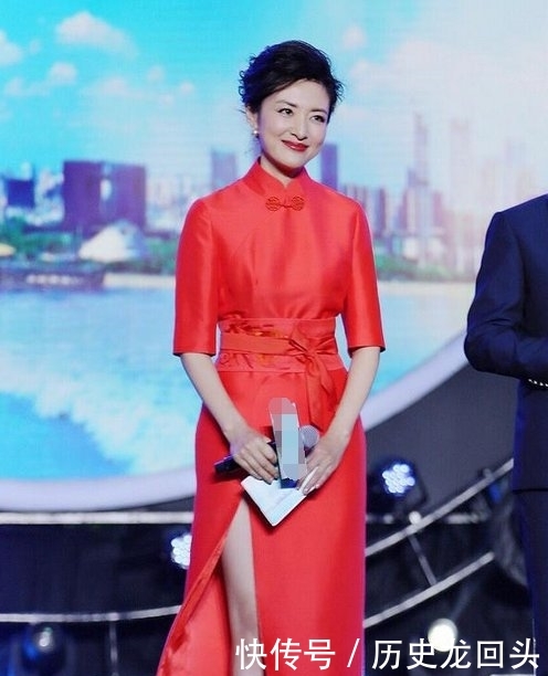  「让整件衣服」周涛气质真心优秀，一袭西装领褶皱裙干练时髦，51的年龄31的状态